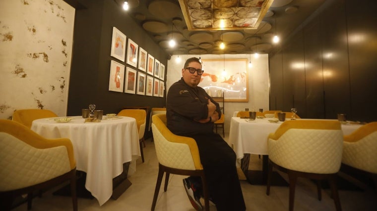 El chef Periko Ortega, entre las mesas del restaurante