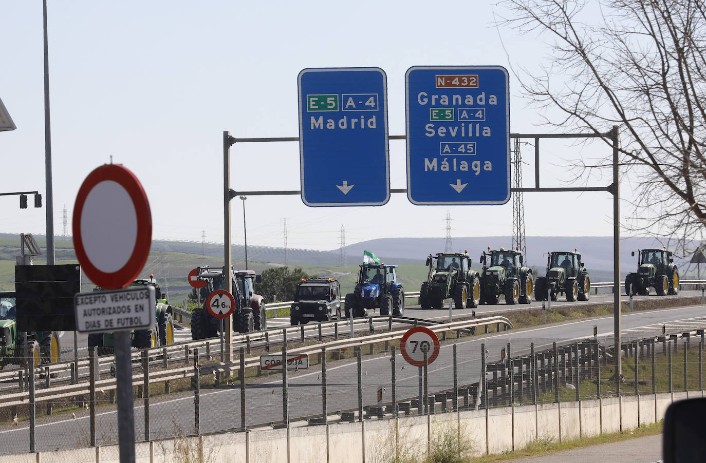 Fotos: la tensa protesta de los agricultores de Córdoba