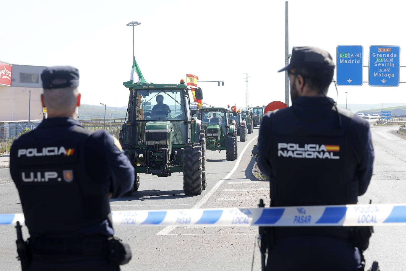Fotos: la tensa protesta de los agricultores de Córdoba