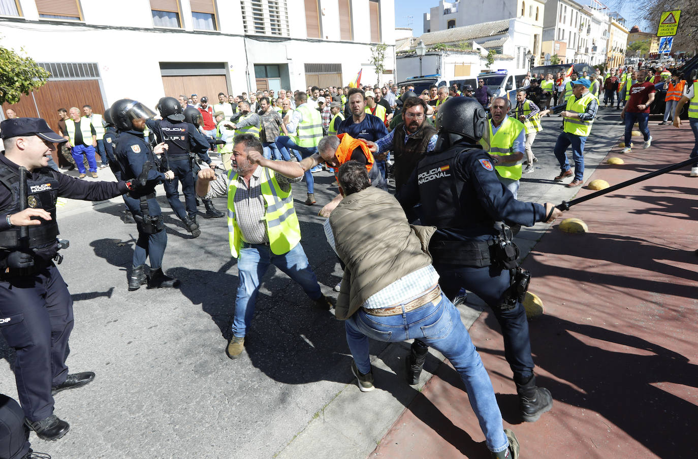 Fotos: la tensa protesta de los agricultores de Córdoba
