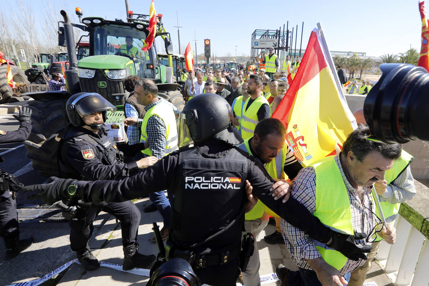 Fotos: la tensa protesta de los agricultores de Córdoba