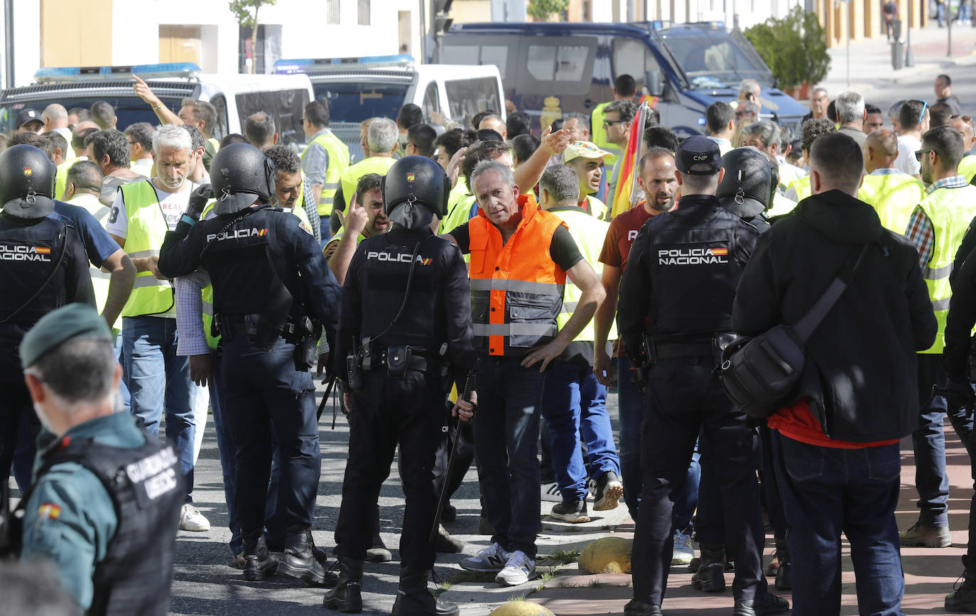 Fotos: la tensa protesta de los agricultores de Córdoba