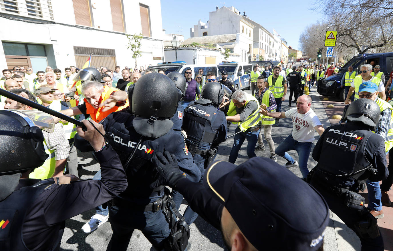Fotos: la tensa protesta de los agricultores de Córdoba