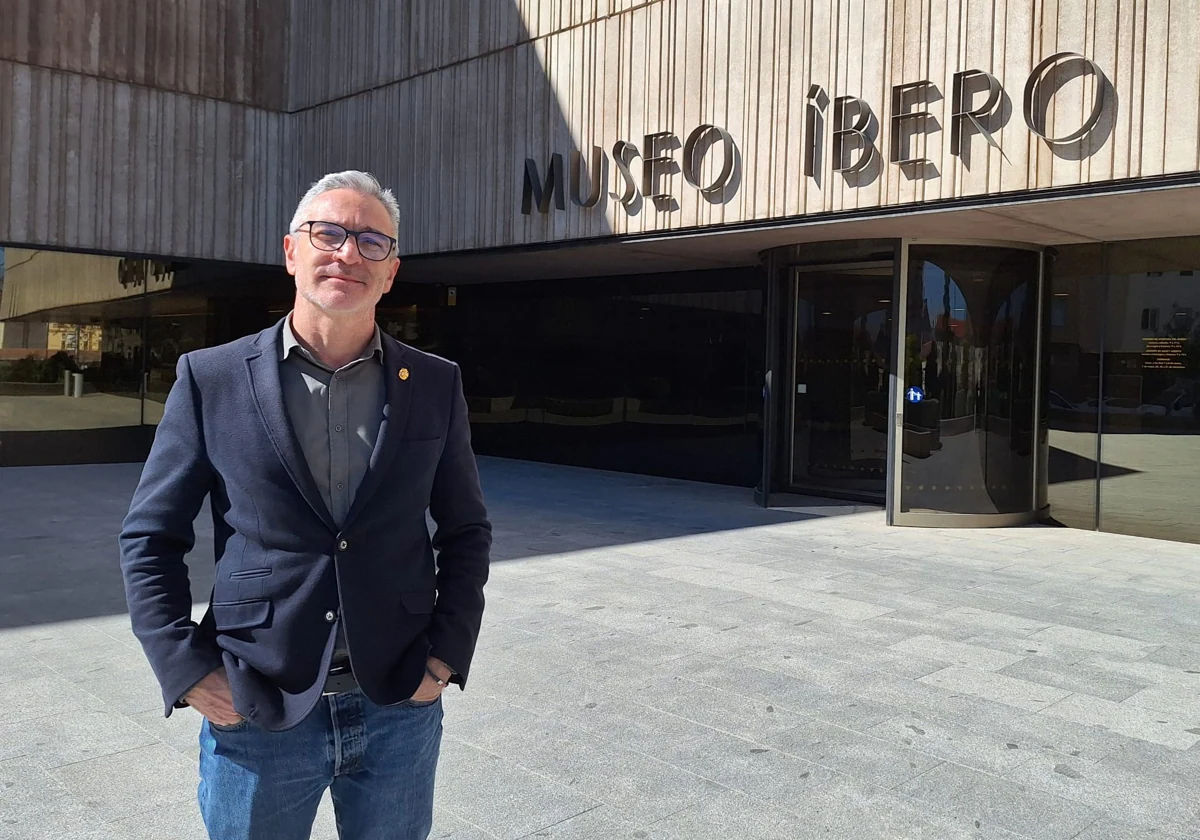 El portavoz popular en la Administración Provincial, Luis Mariano Camacho, ante las puertas del Museo Íbero de Jaén