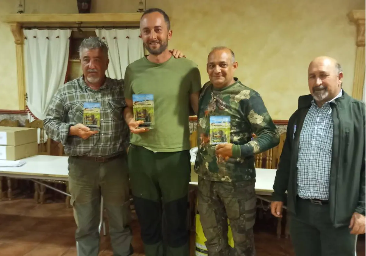 Francisco Alfaro, en el centro, campeón de Castilla-La Mancha de Perdiz con Reclamo en la finca Velilla de Mocejón