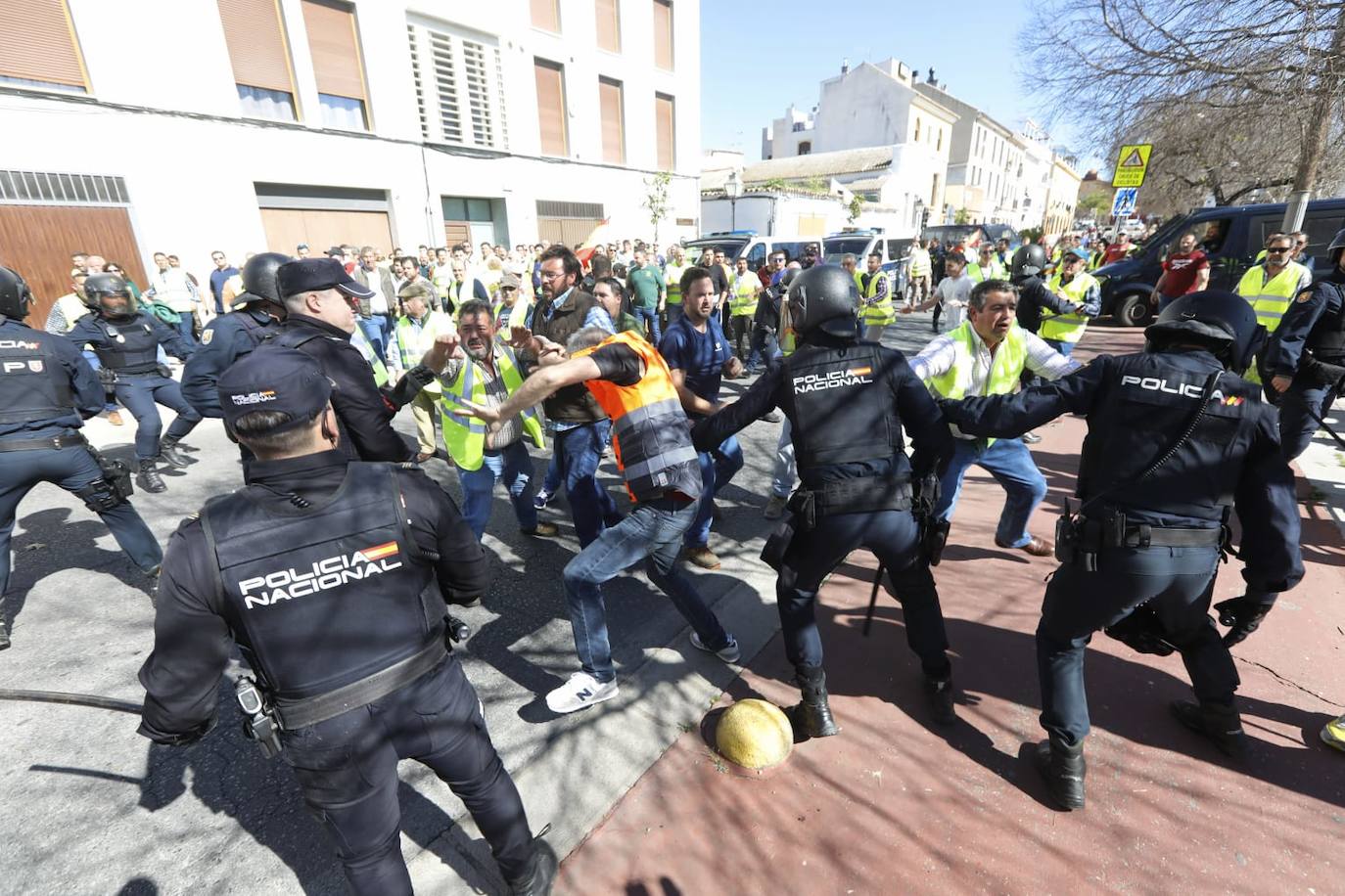 Fotos: la tensa protesta de los agricultores de Córdoba