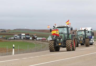 Seis columnas de tractores inician en Ávila, Burgos, Segovia y León su camino a Madrid para participar en una gran manifestación