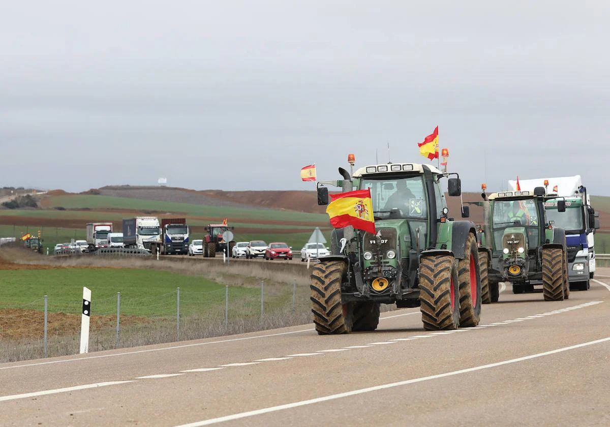 Grupo de tractores recorre el tramo entre Santillana de Campos y Frómista, en una reciente tractorada en la N-611