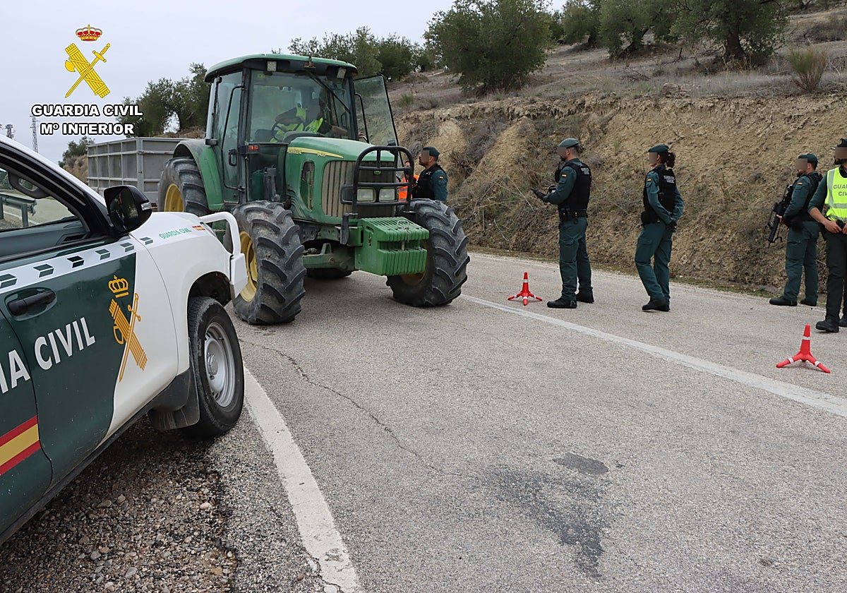 Agentes de la Guardia Civil en un control del Equipo Roca para los robos en el campo