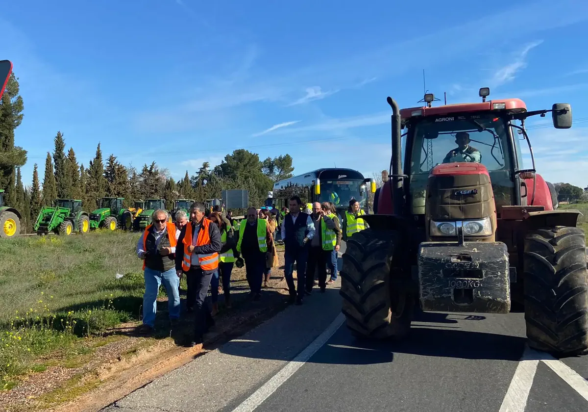 El campo escenifica su protesta en Ciudad Real con cortes de vías y llama a sumar fuerzas el lunes