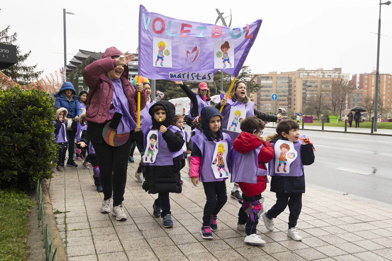 Los pequeños desfilaron por las calles cercanas al colegio marista vallisoletano con pancartas alusivas a los deportes olímpicos