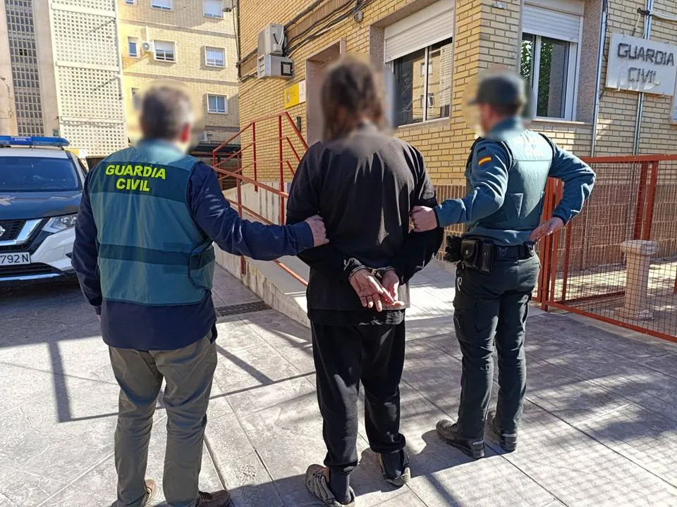 Imagen de agentes de la Guardia Civil junto con el detenido por efectuar los disparos