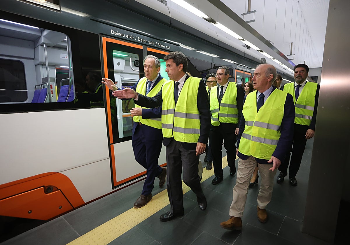 Visita institucional de los presidentes de la Generalitat Valenciana y la Diputación, así como el alcalde, a la estación de Luceros del Tram.