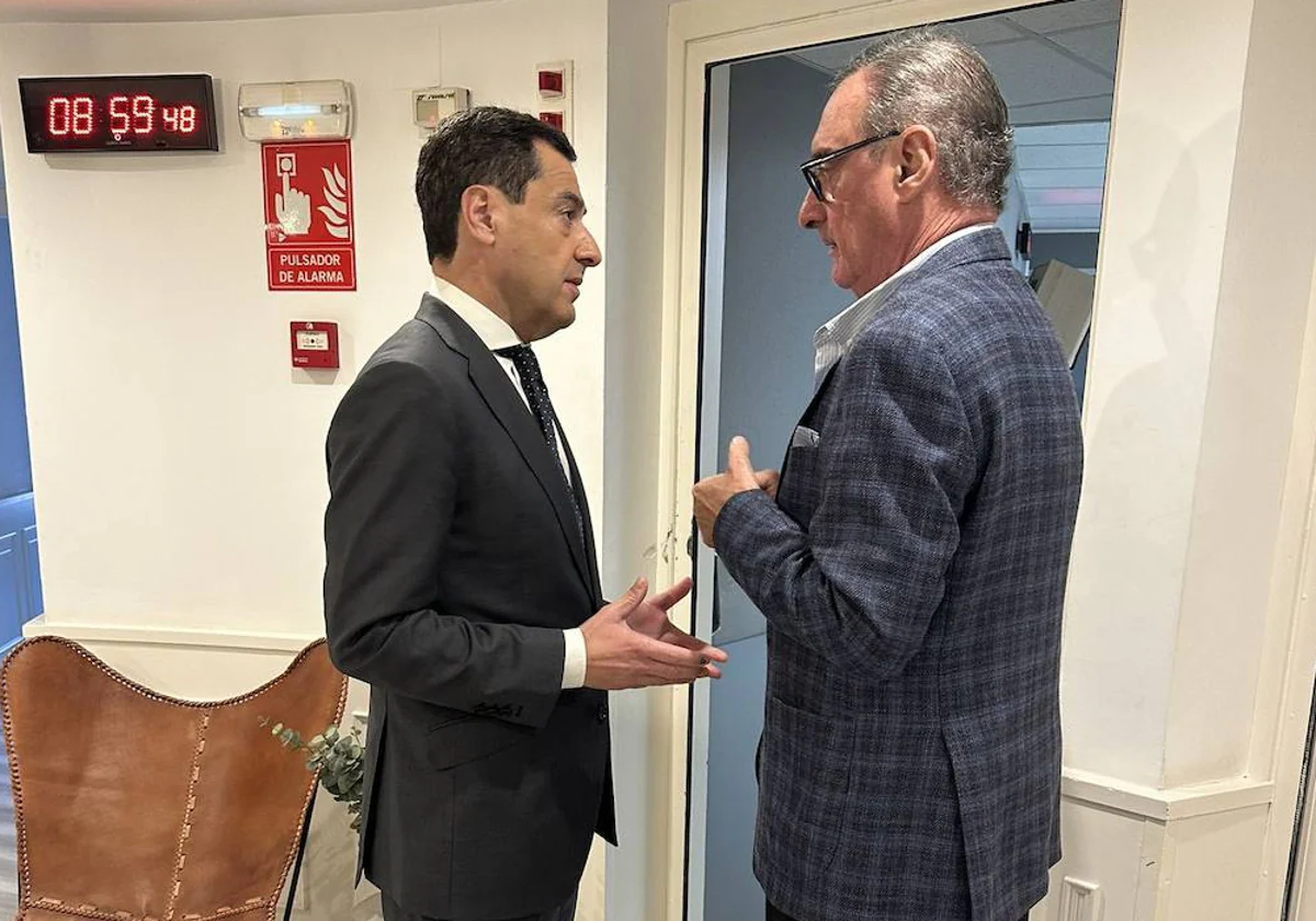 Juanma Moreno con el periodista Carlos Herrera este jueves en los estudiso de la COPE en Sevilla