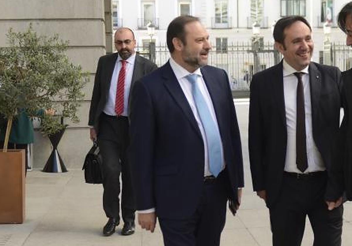 Koldo García, detrás del exministro José Luis Ábalos