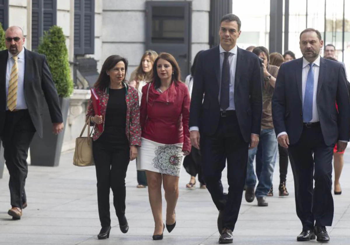 Koldo García, en el margen izquierdo de la imagen, sigue al presidente Pedro Sánchez, la ministra Margarita Robles, la entonces portavoz Adriana Lastra y el exministro José Luis Ábalos el día de la moción de censura