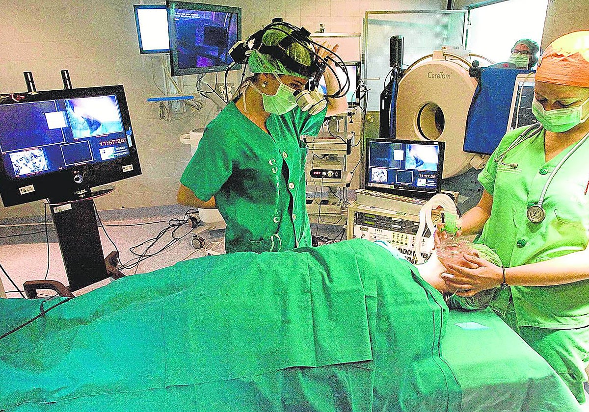 Dos sanitarias, en un quirófano en una imagen de archivo