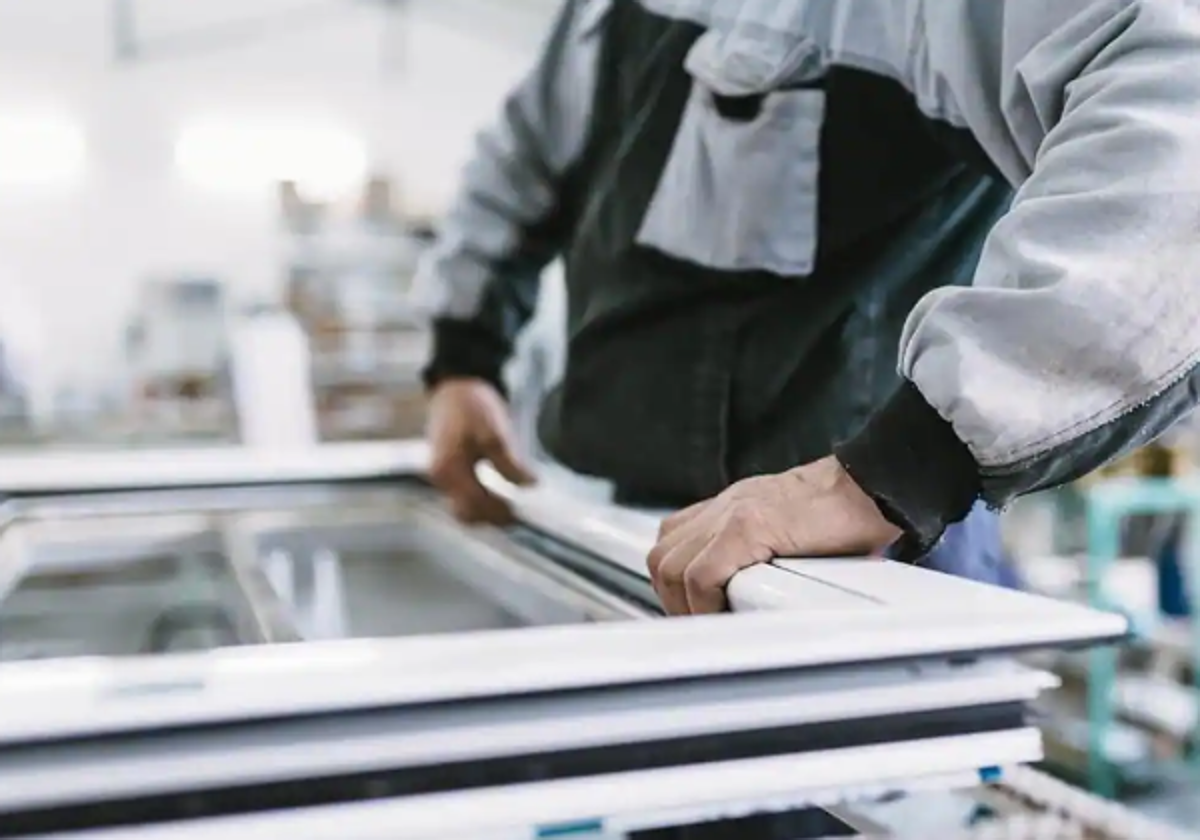 Profesional del aluminio en foto recurso