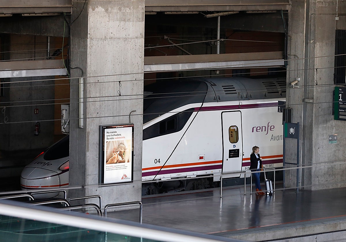 Una lanzadera Avant de Renfe, en la estación de Córdoba