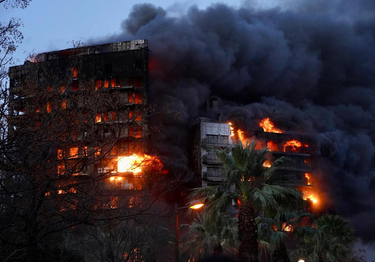 Incendio en Valencia, en directo: heridos, víctimas y última hora del edificio de El Campanar hoy