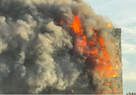 El incendio que devora un edificio de 14 plantas en Valencia, en imágenes
