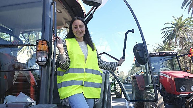 Sara Moreno al bajar del tractor