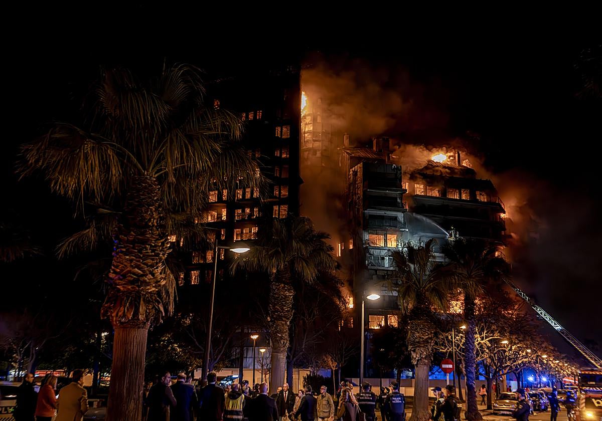 Al menos catorce heridos en el incendio de un complejo de viviendas en ...