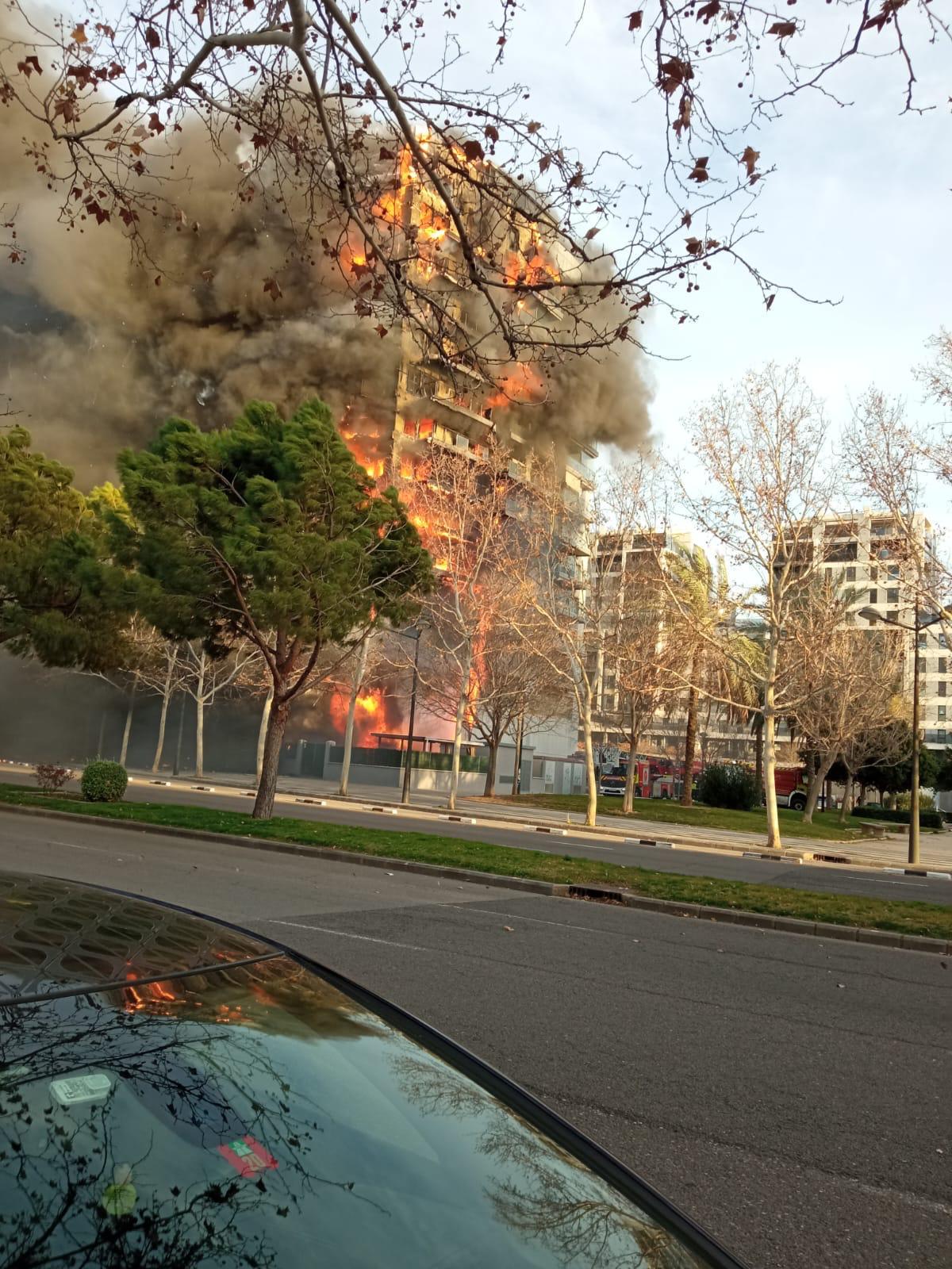El incendio que devora un edificio de 14 plantas en Valencia, en imágenes