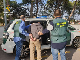 Sorprenden a un ladrón robando 15 vigas de hierro cuando iba a ser arrestado por atracar gasolineras a punta de pistola