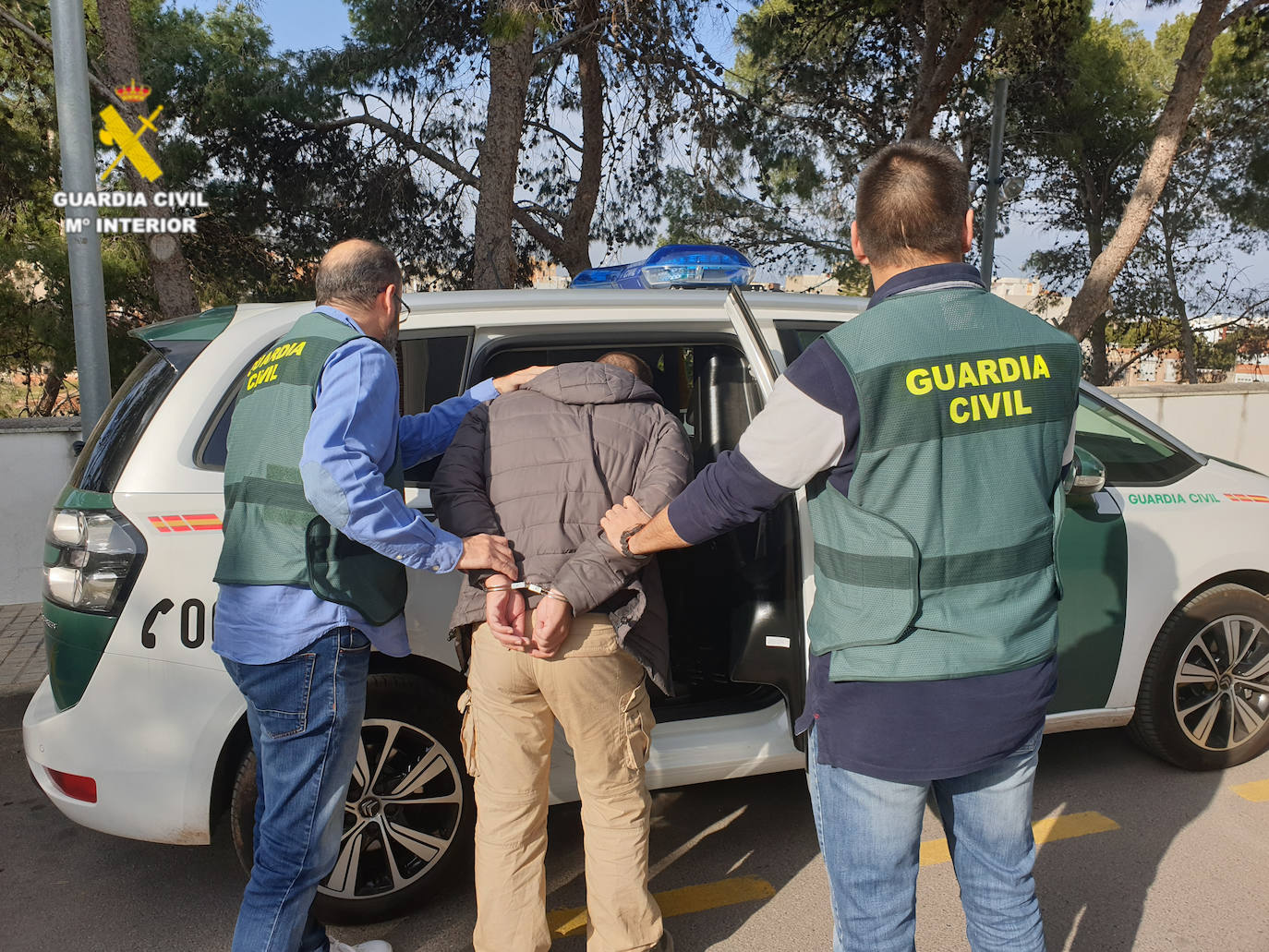 Imagen de la detención del atracador de gasolineras por parte de la Guardia Civil