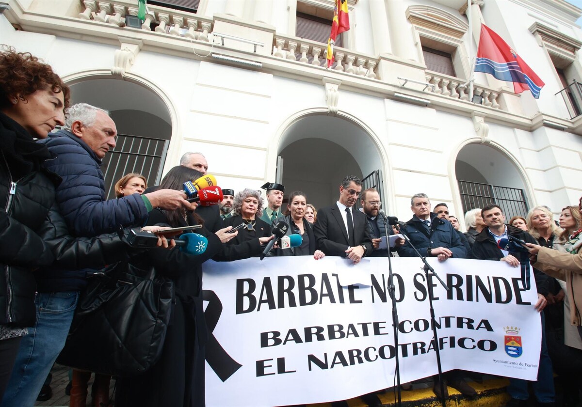 Imagen de la una protesta en Barbate con el alcalde y el consejero de la Presidencia en el centro