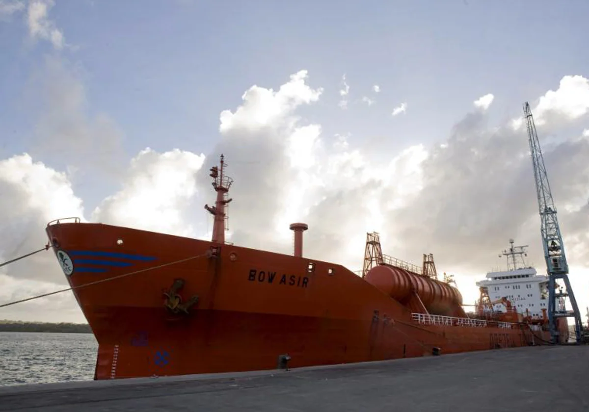 Un buque cisterna en un puerto