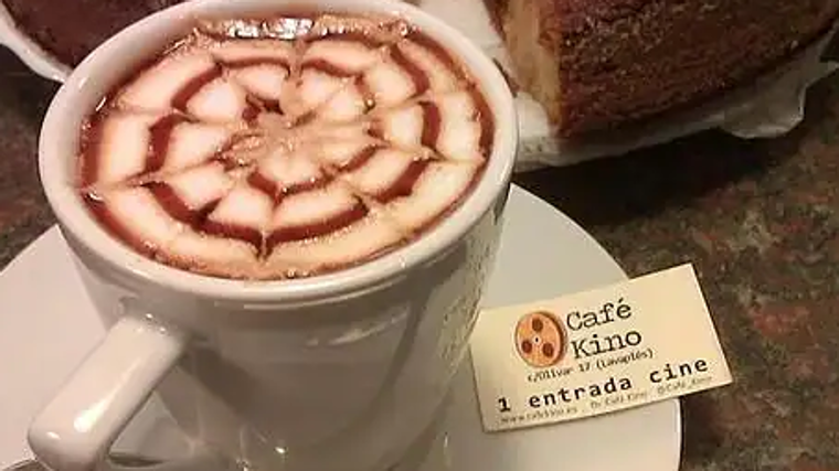 La sala de cine más pequeña de España, adosada a un café: así es el Kino