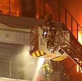 Vídeo El rescate de dos personas que estaban atrapadas en un balcón del inmueble