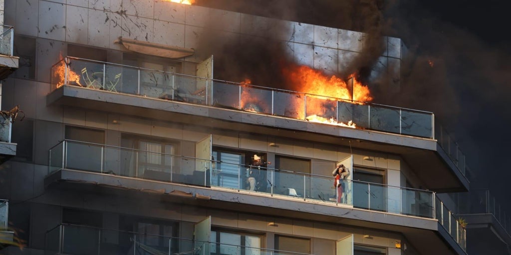 Desalojados Los Edificios Colindantes Al Que Ha Ardido En Valencia