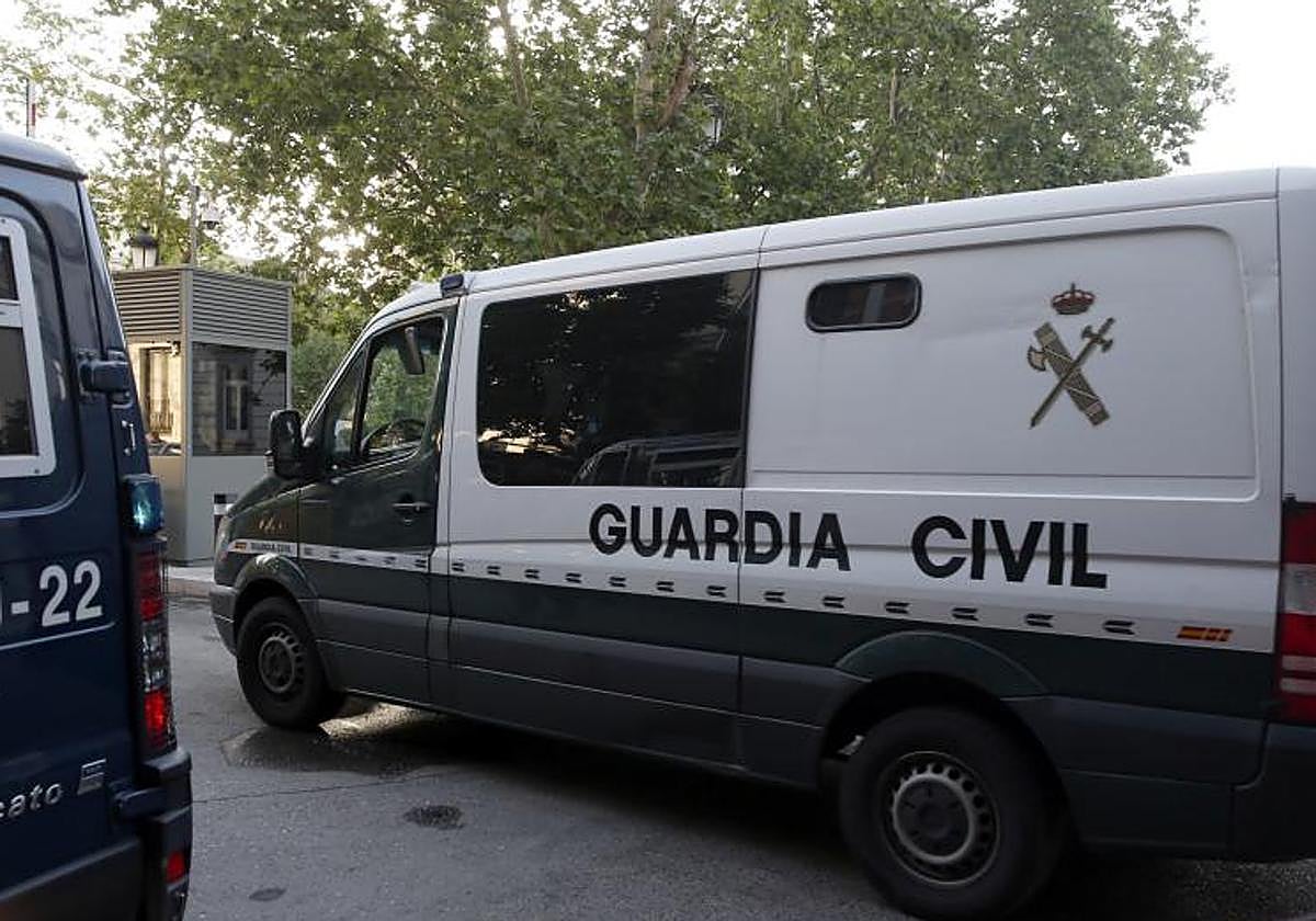 Imagen de archivo de un furgón de la Guardia Civil