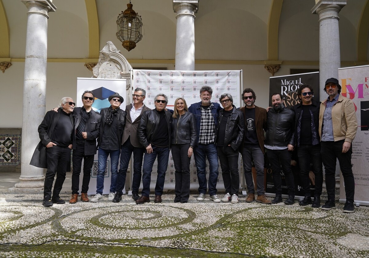 Miguel Ríos, junto a la alcaldesa de Granada y algunos de los músicos que le acompañarán en su concierto