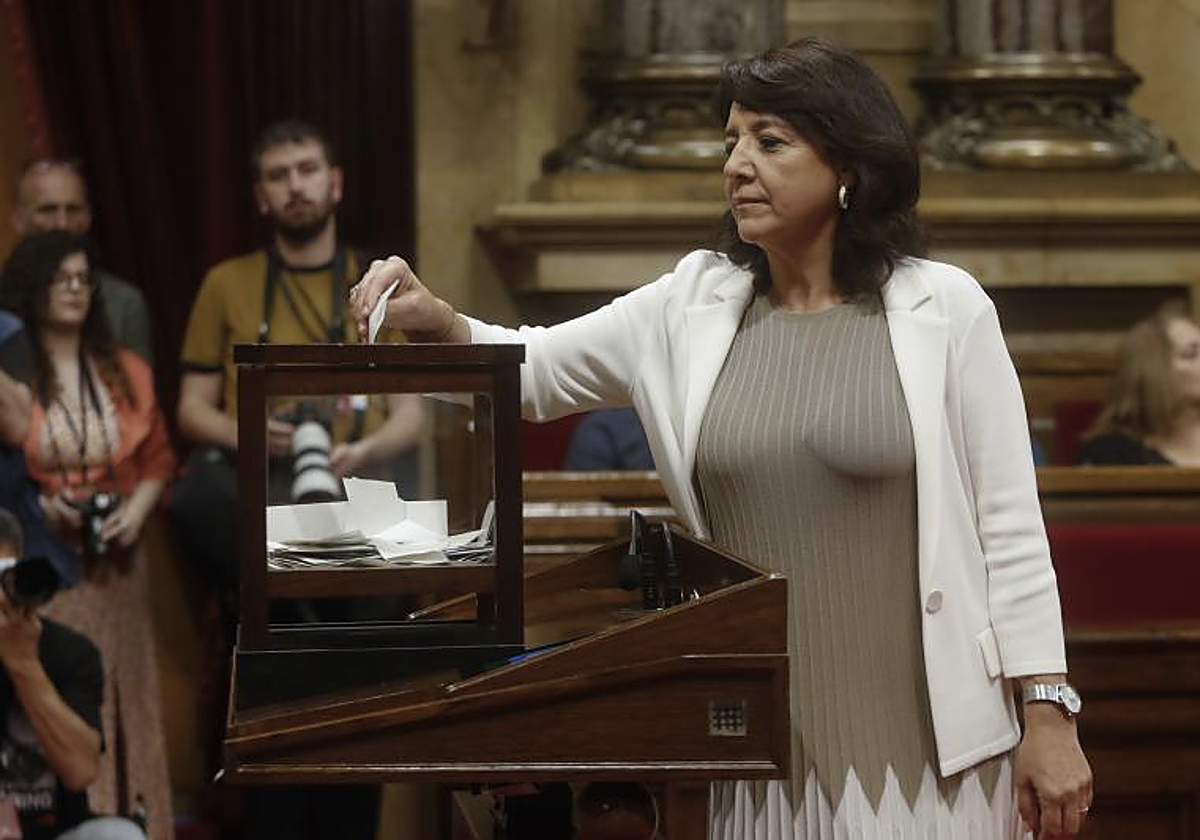Anna Erra, el día de la votación en el Parlamento de Cataluña que la nombró presidenta de la Cámara autonómica, en junio de 2023