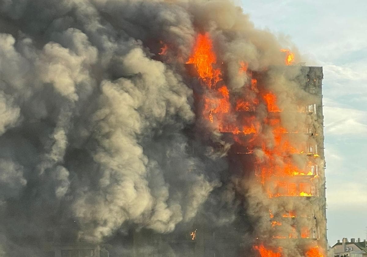 Incendio Valencia, en directo: última hora del edificio de 14 plantas ardiendo en el Campanar hoy