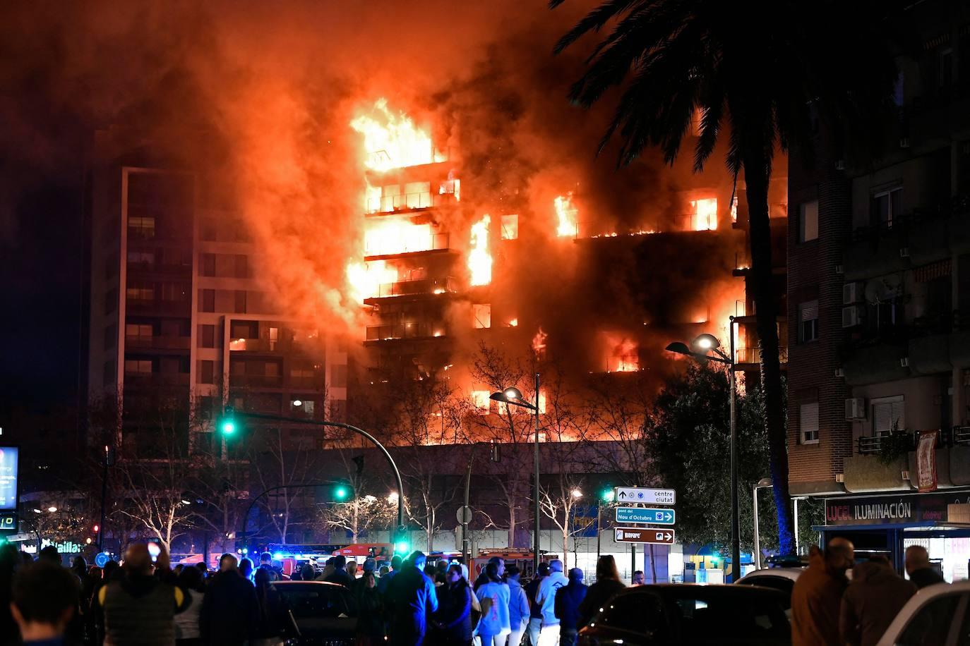 El incendio que devora un edificio de 14 plantas en Valencia, en imágenes