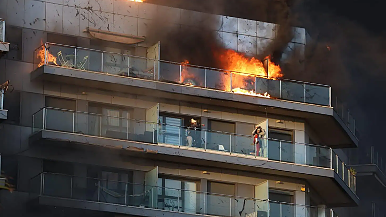 Bombero experto en incendios en grandes alturas: «No es habitual que el fuego se expanda tan rápido»