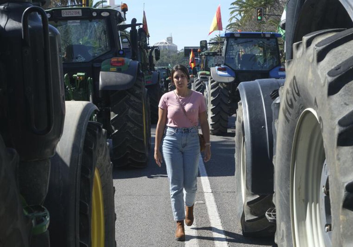 Laura Escribano entre los tractores que bloquearon el Paseo del Parque de Málaga