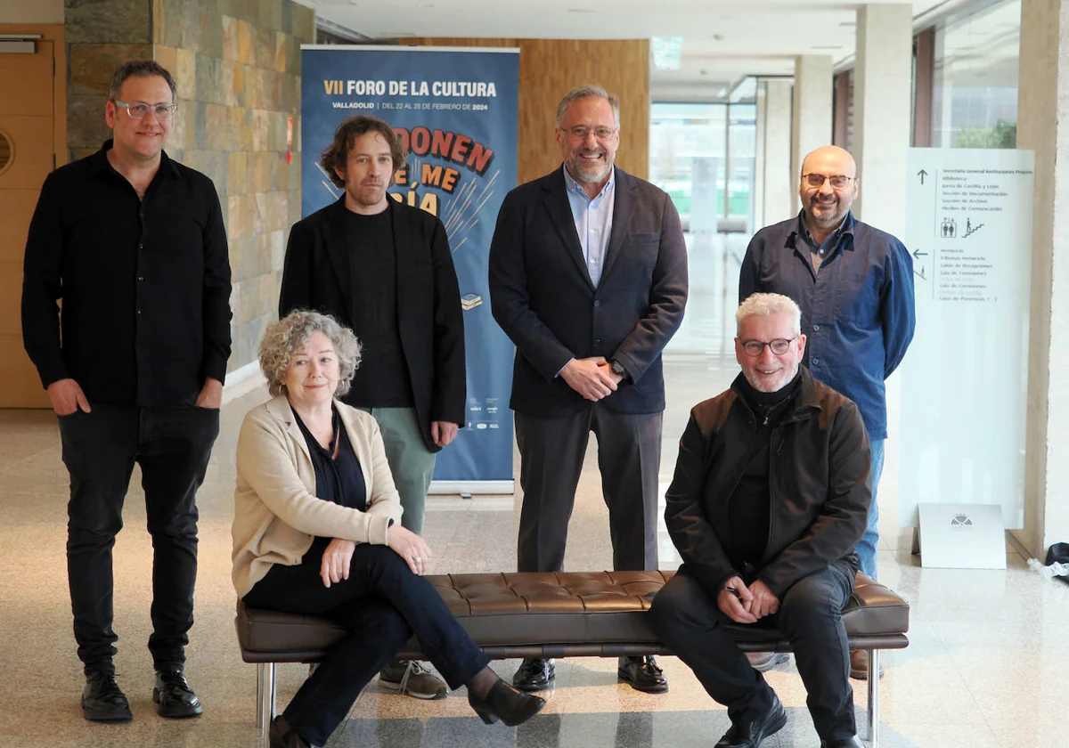 Ysbert, sentado a la derecha, junto a los participantes en la mesa '¡Mosquis!' del Foro de la Cultura de Valladolid y el presidente de las Cortes, Carlos Pollán