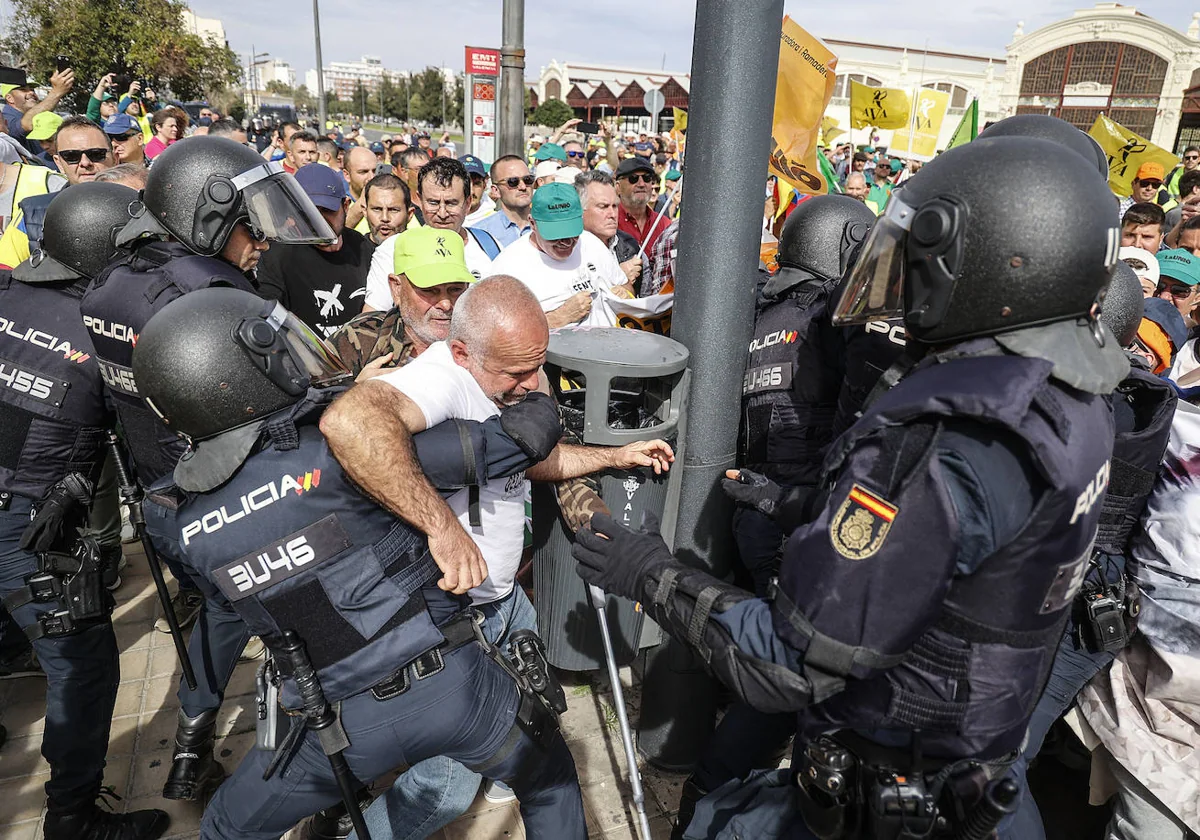 Imagen de la actuación policial en el momento en el que un grupo de manifestantes avanzaba hacia el acceso sur del Puerto de Valencia tras la concentración convocada este jueves