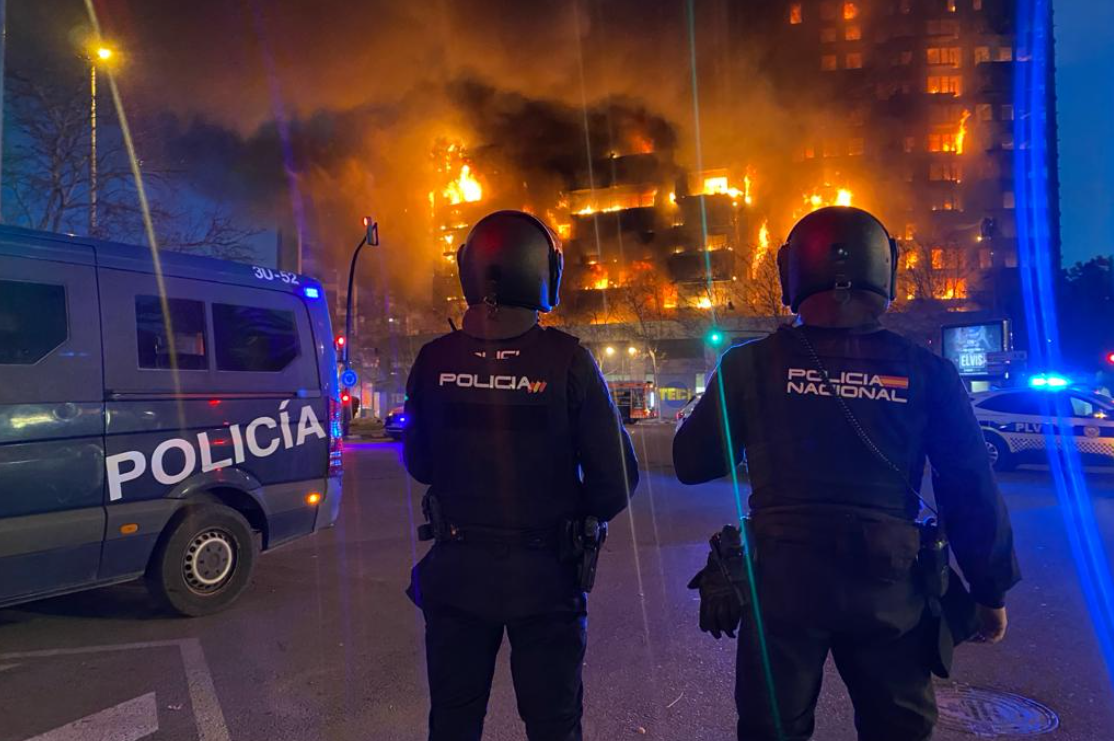 El incendio que devora un edificio de 14 plantas en Valencia, en imágenes