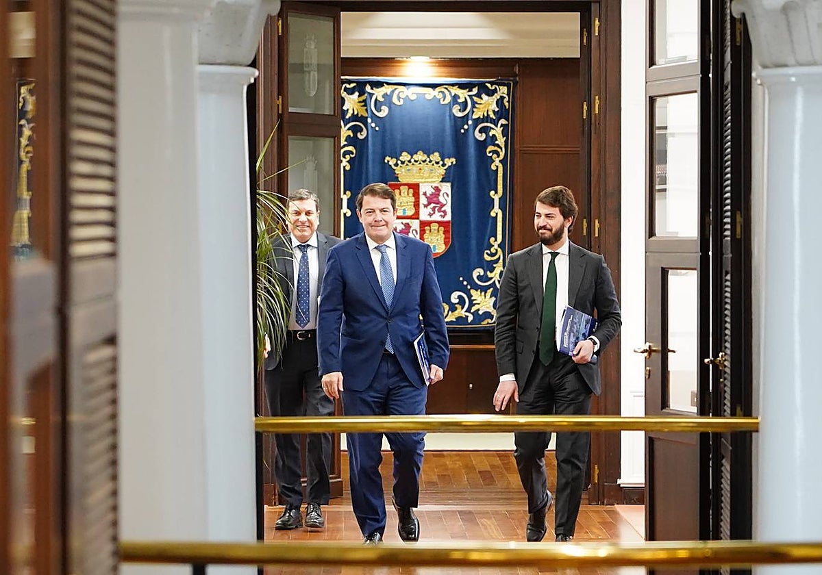Alfonso Fernández Mañueco y Juan García-Gallardo, seguidos de Carlos Fernández Carriedo, antes de detallar el Proyecto de Presupuestos de Castilla y León para 2024