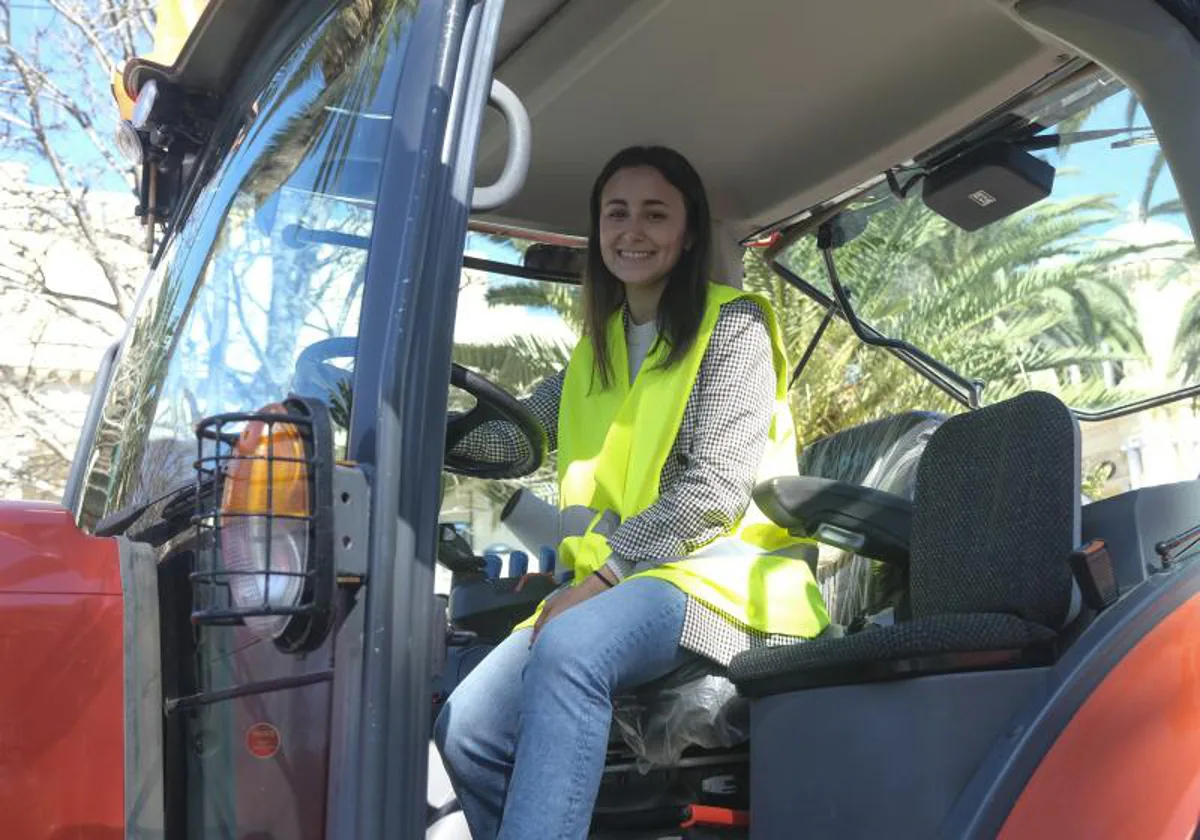 Sara Moreno en el tractor en el que fue a Málaga desde su pueblo