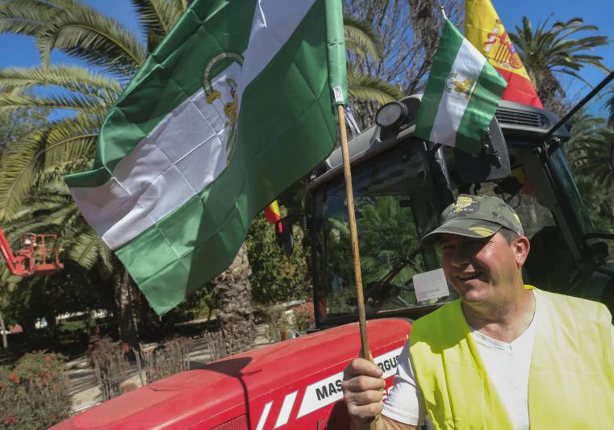 Sebastián Ramos junto a su tractor con la bandera de Andalucía