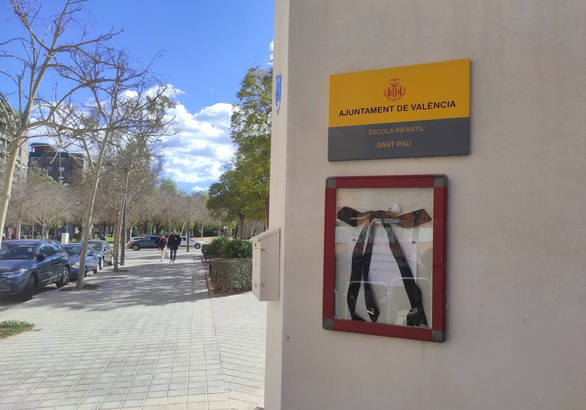 El lazo en memoria luce en la puerta del centro donde llevaba a su pequeño la familia