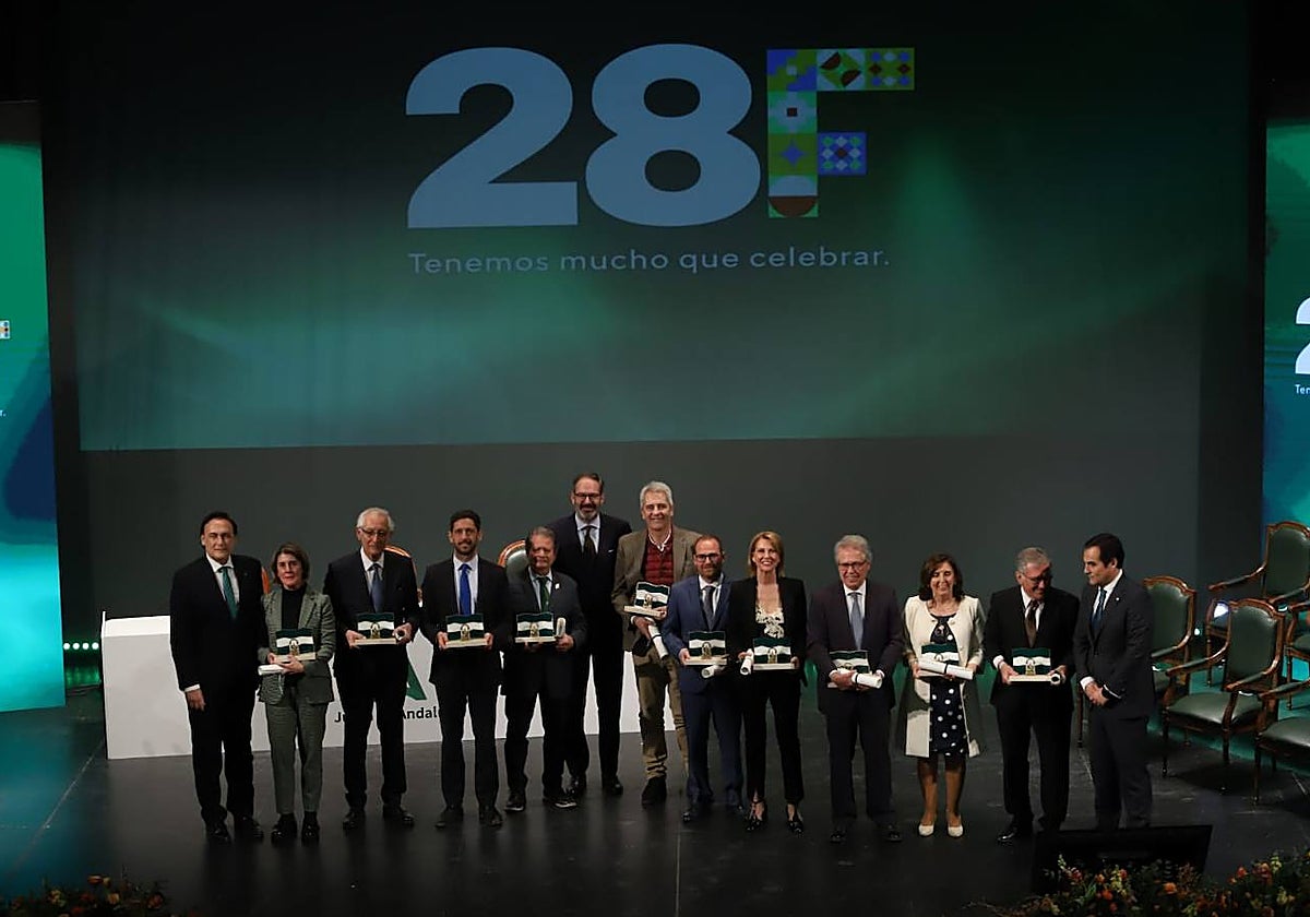 Los reconocidos con las banderas de Andalucía, durante el acto en el Teatro Góngora